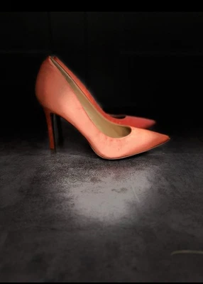 Bombas punta avellana Sam Edelman coral satinado Foto 1 de 4