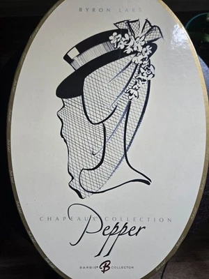 Barbie Muñeca Coleccionista Pepper Byron Lars Chapeaux Colección 2007 Etiqueta Dorada Foto 1 de 4