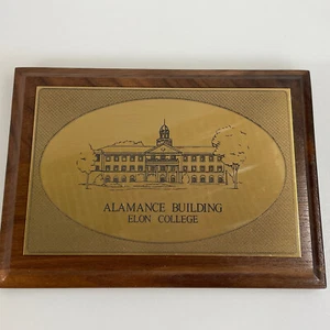 Elon College Alance Gebäude Halle Plakette Messing Nussbaum 5 x 7" NC - Bild 1 von 12