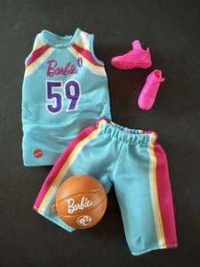 Barbie Muñeca Ropa Lote Baloncesto Deportes Conjunto Azul Jersey Pantalones Cortos Zapatos Pelota - Imagen 1 de 11