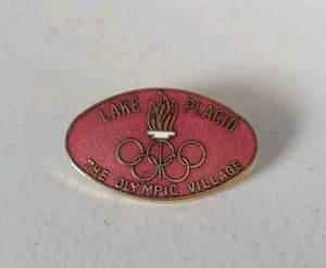 Vintage 1980 Winterolympics Lake Placid Olympic Village Mütze Reversnadel #395 - Bild 1 von 3