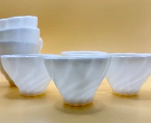 Vintage Milchglas Bowle Becher - Swirl / Shell Design - Bild 1 von 6