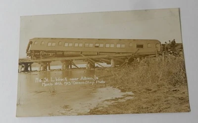CARTÃO POSTAL 1913 M ST L MINNEAPOLIS ST LOUIS TRAIN WRECK ALBION IOWA BRIDGE RPPC - Imagem 1 de 2