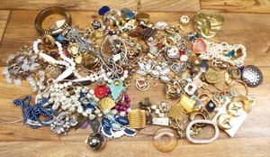 4 Pfund + Konvolut Vintage gemischter Modeschmuck nur zum Basteln, Teile oder Reparatur - Bild 1 von 4