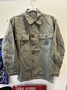 Seconda guerra mondiale US Army HBT Giacca POW Stencil Camicia Bottoni Plastica Rarara Spina di Aringa Salata - Foto 1 di 7