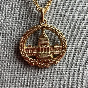 Vintage USA Capital Charm / Halskette, goldfarben - Bild 1 von 13