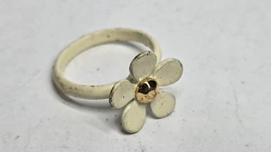 Anello bigiotteria vintage smalto bianco fiore tono oro centro retrò anni 60 - Foto 1 di 5