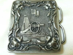 Bergamot F-132 Fort 1975 + cañón + bolas + bandera 2,375" x 2,875" hebilla de cinturón usada en muy buen estado - Imagen 1 de 8