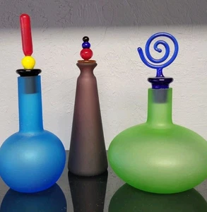 Juego de 3 botellas de estudio de arte en vidrio decorativo vintage en HERMOSOS colores - Imagen 1 de 8