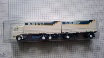 1/87 WIKING Serienmodell MAN F90 Wechselpritschen-Hängerzug "Riedel-de Haen" - Bild 1 von 3