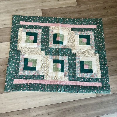 Antigo travesseiro acolchoado falso patchwork madeira cabine verde rosa branco 24 x 30 casa de campo - Imagem 1 de 4