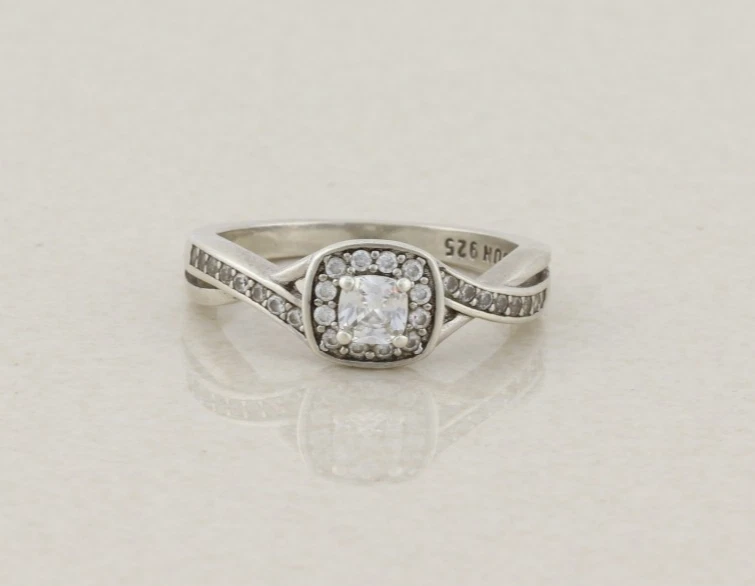 Anillo de plata esterlina con circonitas cúbicas talla 7 1/4 Foto 1 de 4