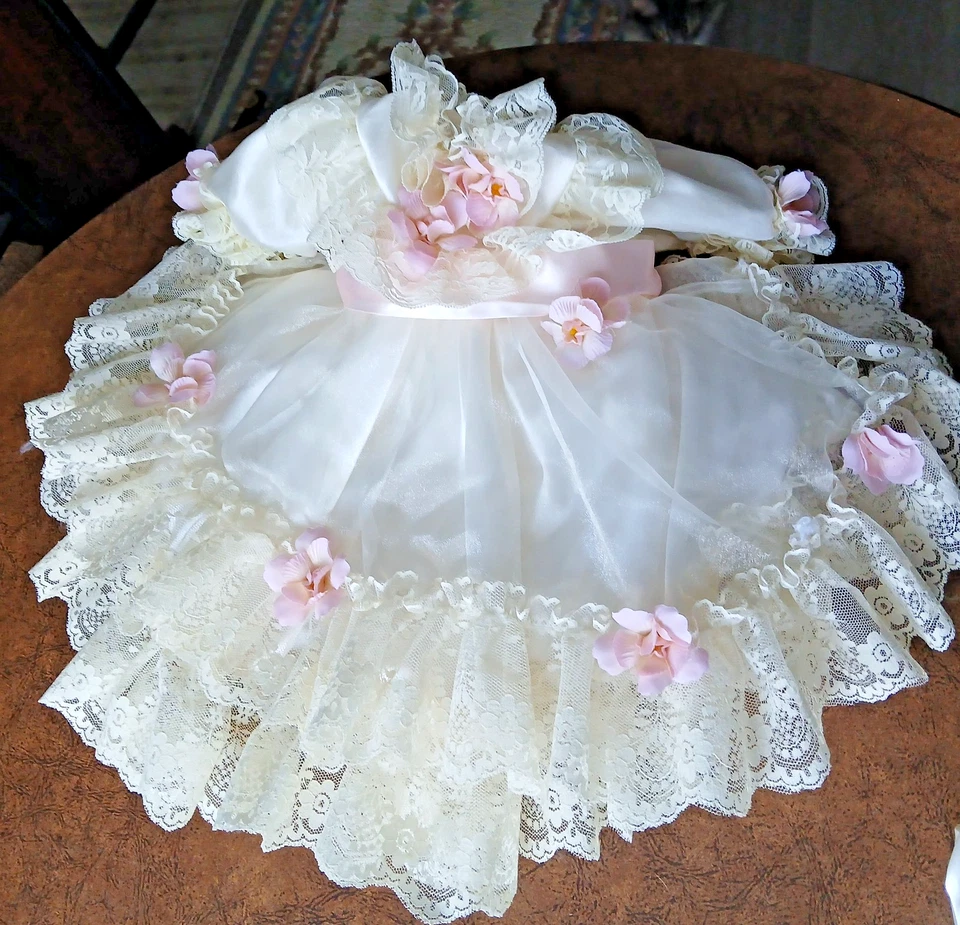 Conjunto de vestido vintage de seda y encaje para muñeca bisque de porcelana talla: 19-21 pulgadas Foto 1 de 4