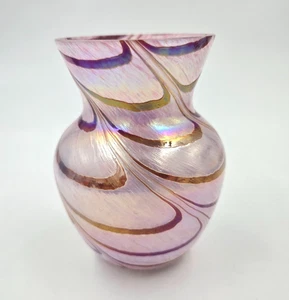 Rosa und rote Wirbel irisierende Wirbel Glas Vase - WUNDERSCHÖNES KUNSTGLAS 5 1/2" hoch - Bild 1 von 3