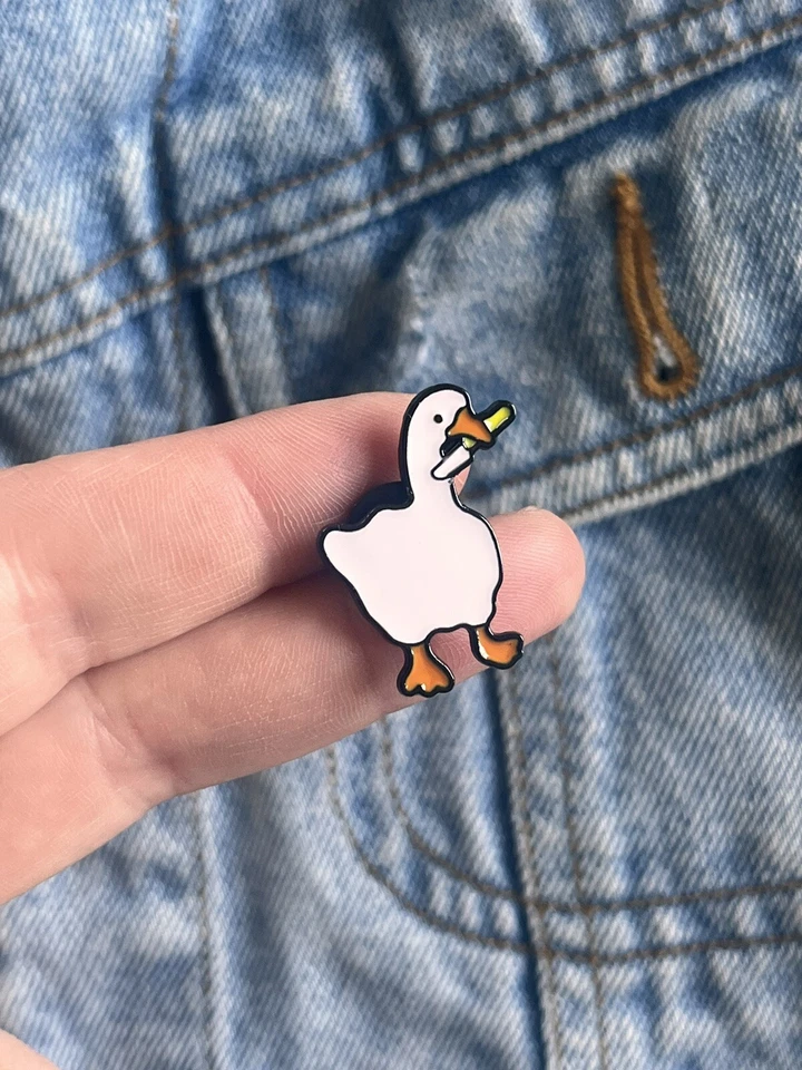 Ganso Con Cuchillo En Pico - Divertido Meme Videojuego Esmalte Pin - Excelente Estado Foto 1 de 4