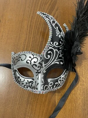MASCHERA CARNEVALE VENEZIA ARGENTO E NERA CON DECORAZIONI E PIUMAGGIO - Immagine 1 di 2