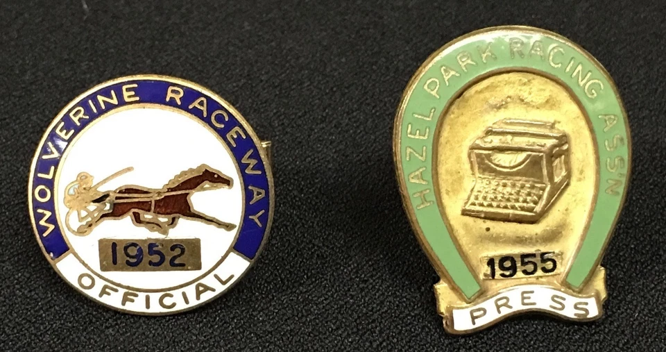 ESCASO PAR DE PRENDEDORES DE PRENSA OFICIALES ARNÉS CARRERAS DE COLECCIÓN DE LOS AÑOS 50  Foto 1 de 3