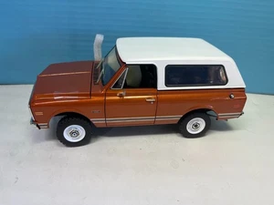 1/18 ACME 1971 GMC JIMMY DEALER AD TRUCK SIERRE GOLD & WHITE TOP - Picture 1 of 13