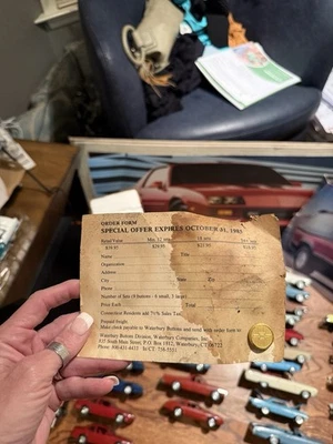 Винтажный 1985 Chevrolet дилерский заказ форма/золото Chevy галстук-бабочка кнопка Waterbury - Изображение 1 из 4