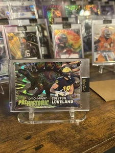 2024 Wild Card Prehistoric Dino-Might Colston Loveland 20/20 Buchstütze - Bild 1 von 2