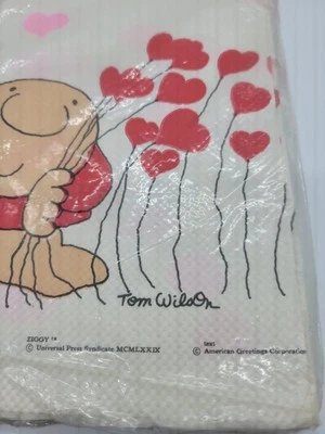 Cubierta de mesa de papel Ziggy American Greetings 1979 vintage corazones San Valentín nueva en paquete Foto 1 de 4