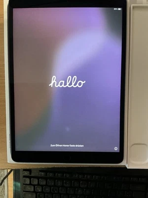 Apple iPad Air (3. Generation) 256GB, WLAN, 26,67 cm (10,5 Zoll) - Space Grau - Bild 1 von 3