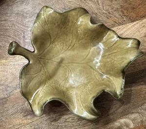 Piatto caramelle ceramica autunno/autunno/raccolta vintage MCM a forma di foglia verde 7"x 6"x 2" - Foto 1 di 6