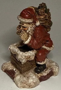 Weihnachtsmann Figur auf Dach am Schornstein mit Spielzeugsack - Bild 1 von 8