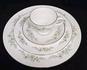 Wedgwood Westbury 4 Piece Place Setting Brand NEW Old Stock Green Flowers - Picture 1 of 14
