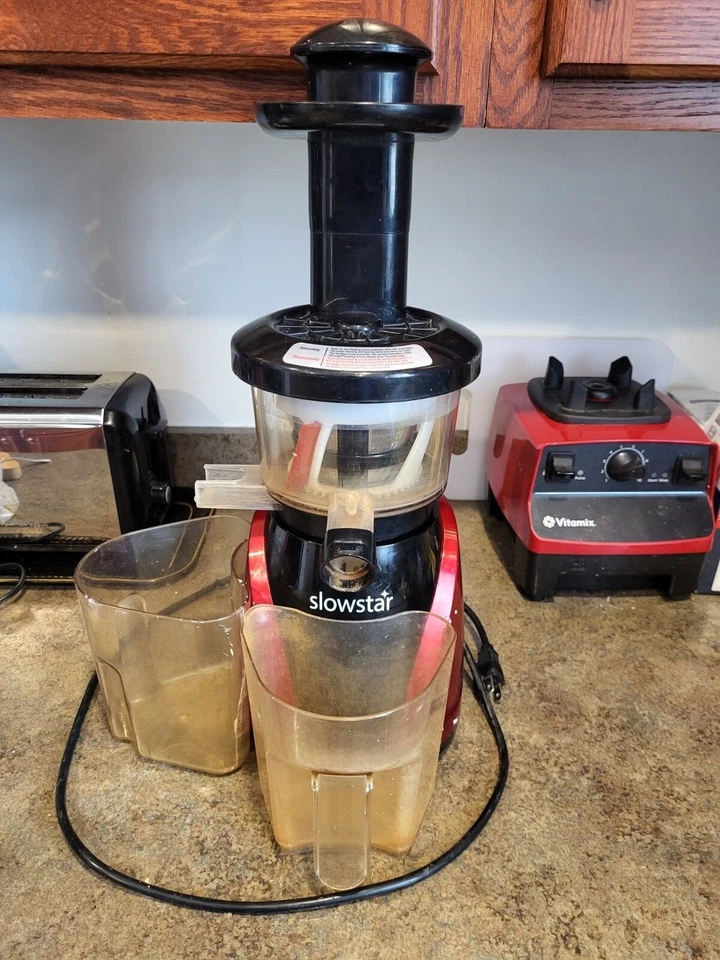 Соковыжималка холодного отжима вертикальная жевательная Tribest Slowstar SW-2000 - Изображение 1 из 4