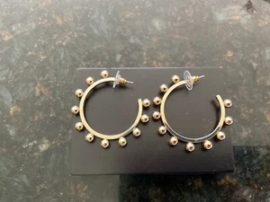 Goldfarbene Creolen mit 1 und 1/2 Durchmesser und Goldkugeln. Sehr schön - Bild 1 von 6