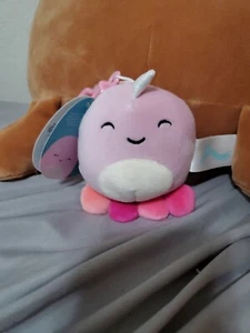 Squishmallows 3,55 Zoll Clip-On Abby der Oktopus Plüsch, Fehler/Fehldruck Etikett  - Bild 1 von 4