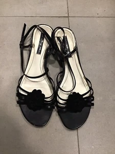 Sandalias Luxe Bandolini Damas Talla 9 Negro Sólido Floral Puntera Abierta, Cierre de Correa - Imagen 1 de 8