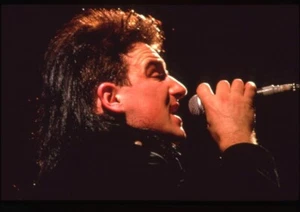 U2 Bono Dramatic Singing in Concert Close up Original 35mm Transparency - Picture 1 of 1