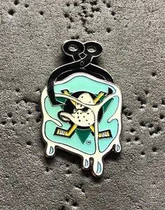 Anaheim Ducks Ice Cube Breaker NHL Hockey Pin - Imagen 1 de 1