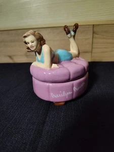 Juego de coctelera de sal y pimienta Marilyn Monroe con diseño de traje de baño magnético - Imagen 1 de 6