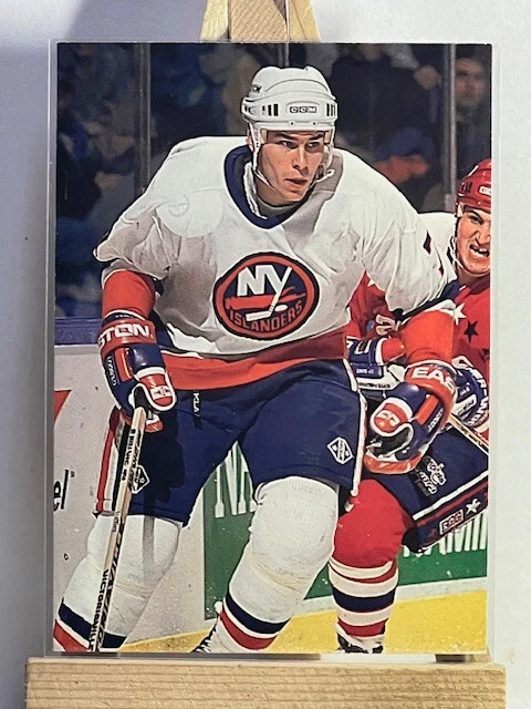 1994-95 Donruss #41 Scott Lachance ~ No Name ~ Missing Printing on Front ~ ERROR - Image 1 of 2