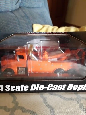 1/64 Pete 385 Orange Wrecker Tow Truck SpecCast - Image 1 of 4