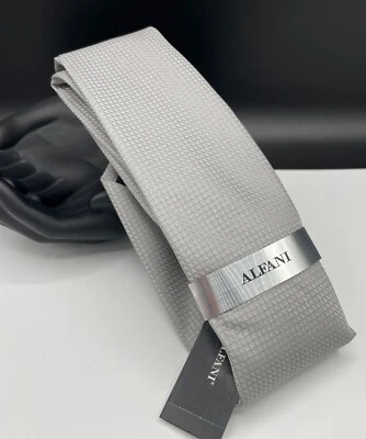 Corbata de poliéster ALFANI para hombre ~ plateada ~ Windhill sólida ~ NUEVA PRECIO DE VENTA SUGERIDO POR EL FABRICANTE: $55. Foto 1 de 3