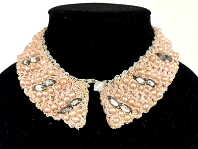 Collar vintage de ganchillo rosa pálido con pedrería y perlas Foto 1 de 4