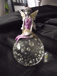 Elfe auf Glaskugel - Bild 1 von 2