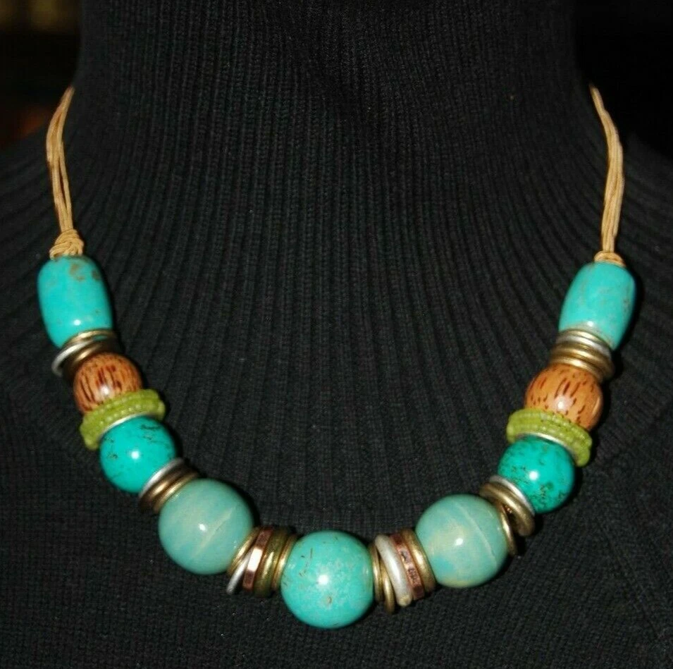 COLLAR DEPORTIVO COLDWATER CREEK BOLD COUTURE CUENTAS DE CERÁMICA VERDE Y MADERA CON CORDÓN   Foto 1 de 1