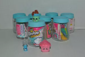 Shopkins ~ 2 botellas de plástico aleatorias Chef Club ~ tapa azul ~ 3 caras felices en el interior - Imagen 1 de 3