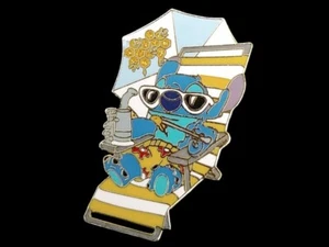 Prendedor de fantasía - Disney Stitch en silla de playa y gafas de sol relajantes con bebida LE 100 - Imagen 1 de 2