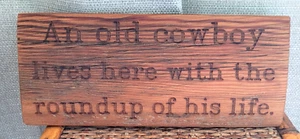 "Holz Cowboy Schild Plakette ""Ein alter Cowboy lebt hier mit der Zusammenfassung seines Lebens." - Bild 1 von 6