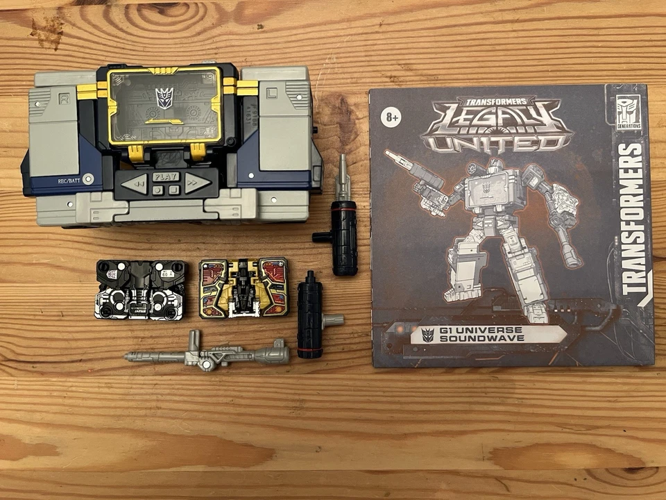 Legacy: United G1 Universe Soundwave No Rumble Figure - Image 1 of 1