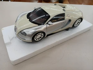 MINICHAMPS 100 110854 BUGATTI VEYRON Chrome/Beige 1/18 - Picture 1 of 11