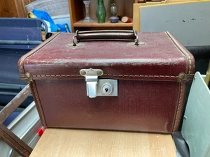 Estuche de tocador vintage pequeño marrón con asa - Captura no funciona - necesita cuidado - Imagen 1 de 7