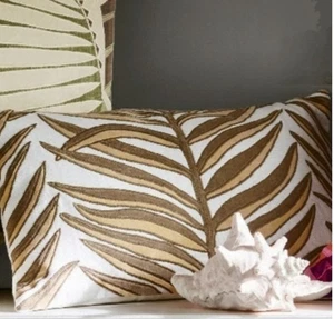 Almohada lumbar con apliques de lino Williams Sonoma Home Velvet Vine 14x22 - Imagen 1 de 10