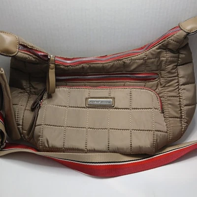 Bolso Bandolera Adrienne Vittadini Acolchado con Cremallera Acentos en Rojo Tostado. 12×8'. Foto 1 de 4